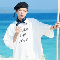 Biasanya pria dengan nama asli Kim Taehyung ini akan membolongi sweater, T-shirt atau baju lainnya beberapa bagian. Foto: istimewa
