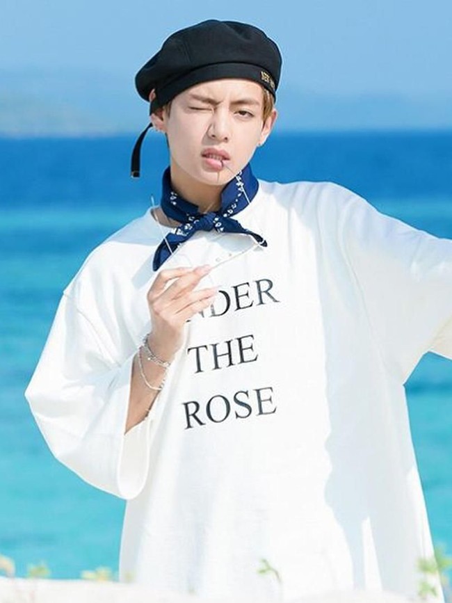 Biasanya pria dengan nama asli Kim Taehyung ini akan membolongi sweater, T-shirt atau baju lainnya beberapa bagian. Foto: istimewa