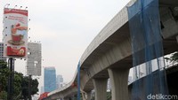 Flyover Pancoran, Jakarta Selatan, yang menghubungkan jalan MT Haryono ke Jalan Kapten Tendean belum selesai dikerjakan. Masih terdapat dinding pembatas flyover berupa besi.