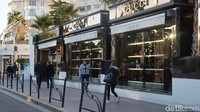 Deretan outlet dengan brand ternama dunia pun berjejer di pinggir jalan Cannes. Ya, wisata belanja juga dapat traveler nikmati di sini (Afif Farhan/detikTravel)