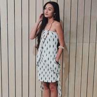 Pakai busana motif kain tradisional untuk pesta Tahun Baru? Kenapa tidak. Versi modern seperti strapless mini-dress putih bermotif tenun IKAT Indonesia yang dipakai Caitlin Halderman ini bisa jadi andalan. Padukan dengan sneakers agar terlihat kekinian. (Foto: Instagram/Caitlin Halderman)