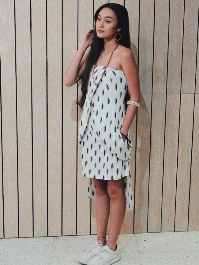 Pakai busana motif kain tradisional untuk pesta Tahun Baru? Kenapa tidak. Versi modern seperti strapless mini-dress putih bermotif tenun IKAT Indonesia yang dipakai Caitlin Halderman ini bisa jadi andalan. Padukan dengan sneakers agar terlihat kekinian. (Foto: Instagram/Caitlin Halderman)