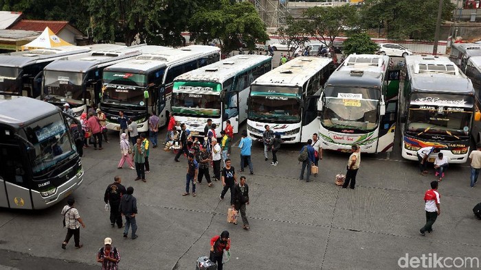 Memasuki libur panjang sejumlah terminal bus antar kota, termasuk Kampung Rambutan ini mulai dibanjiri oleh para penumpang yang akan pulang ke kampung halaman lebih awal.