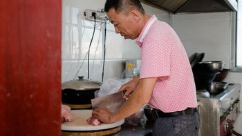 Penyiapan makanan untuk karyawan. Foto: Quartz