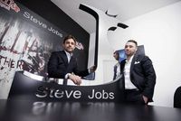 Steve Jobs Jadi Merek Baju, Apple Mencak-mencak