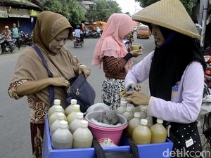 Liburan, Siswi di Pekalongan Ini Jual Jamu Keliling