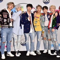 Empat tahun setelah debut dan BTS dikenal secara internastional, tentu V sudah punya cukup uang untuk membeli baju rancangan desainer favoritnya. Ini gaya BTS dengan jaket Gucci. Foto: Getty Images