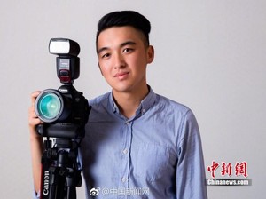 Ada Kisah Haru di Balik Fotografer Tampan yang Ambil Foto Keluarga Gratis