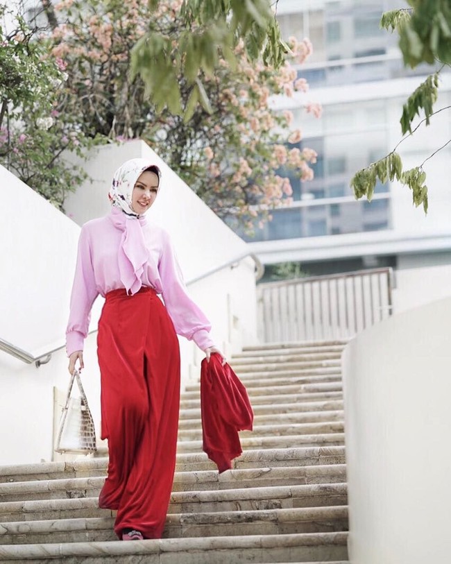 Tampil dengan padu-padan busana pink dan merah, Angel Lelga tampak stylish menenteng salah satu tas Hermes miliknya yang terbuat dari kulit buaya langka ini. Buaya yang kulitnya dipakai untuk pembuatan tas ini adalah buaya albino. Foto: Dok. Instagram Angel Lelga