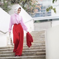 Tampil dengan padu-padan busana pink dan merah, Angel Lelga tampak stylish menenteng salah satu tas Hermes miliknya yang terbuat dari kulit buaya langka ini. Buaya yang kulitnya dipakai untuk pembuatan tas ini adalah buaya albino. Foto: Dok. Instagram Angel Lelga