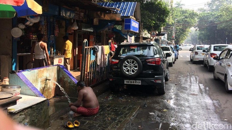Melihat Langsung Orang India Mandi di Pinggir Jalan