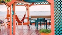 Pulau ini juga memiliki sistem air hujan yang disaring untuk penggunaan umum. Tapi jangan khawatir karena air minum hasil penyulingan juga disediakan. (AirBnB)