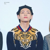 Memakai knitted jacket Gucci dipadu topi, V tampil stylish. Foto: Dok. Koreaboo