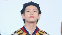 Banyak penggemar merasa prihatin mengenai V dan dietnya. “V awalnya sangat kurus tapi sepertinya berat badannya turun lebih banyak. Ngomong-ngomong, dia sangat tampan di foto.” Ujar salah satu penggemar.  (Foto: Dok. Koreaboo)