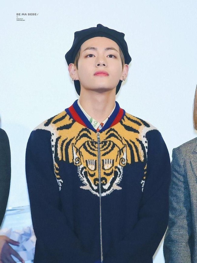 Memakai knitted jacket Gucci dipadu topi, V tampil stylish. Foto: Dok. Koreaboo