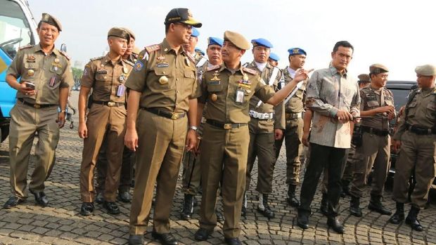 Gubernur DKI Jakarta Anies Baswedan usai apel besar rotasi Satpol PP di Monas, Jakarta, Jumat (29/12/2017).