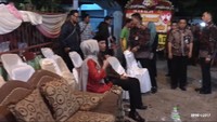 Usai bersalaman dan berfoto, Jokowi-Iriana tak langsung pulang. Mereka duduk di kursi yang disediakan. Jokowi dan Iriana memilih duduk di bangku biasa ketimbang sofa. Mereka berada di sana selama 30 menit. Foto: Biro Pers, Media dan Informasi Setpres