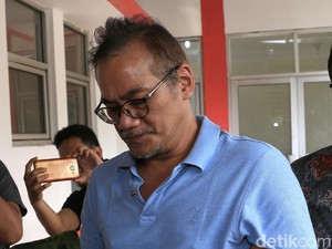 Bawa Minuman Jus Kotak, Tio Pakusadewo Tiba di Tempat Rehabilitasi
