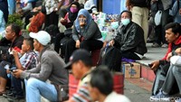Penumpang tampak menunggu bus dan jadwal keberangkatan mereka ke daerah tujuan masing-masing.