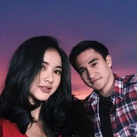 Dinda Azani dan Adhitya Alkatiri merupakan pasangan pesinetron yang kerap membagikan kebersamaan mereka di Instagram. Mulai dari main game, olahraga hingga pacaran di lokasi syuting, kemesraan yang ditunjukkan keduanya di media sosial membuat penggemar mereka baper. Foto: Instagram