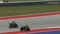 Pada seri ketiga di Austin, sengitnya persaingan membuat Zarco menyenggol Valentino Rossi yang sampai harus memotong jalur. Rossi kena penalti akibat insiden ini walaupun tetap bisa finis kedua. (Foto: Screenshot Youtube)