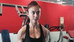 Foto: Gaya Agnes Monica Saat Olahraga dan Pamer Otot