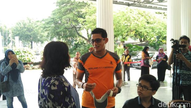 Sandiaga terima laporan warga.