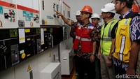 General Manager PLN Distribusi Jakarta Raya (Disjaya) M. Ikhsan Asaad saat meninjau penambahan daya di Gardu Distribusi Senayan di Jakarta, Jumat (29/12/2017).