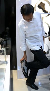 Jokowi beli sepatu motif kotak-kotak. 