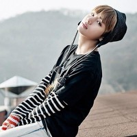 Usut punya usut, ternyata Jungkook, personel sesama BTS yang mengajari V bagaimana membuat bajunya jadi bolong-bolong tapi tetap stylish. Foto: istimewa