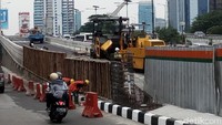 Foto: Pantauan detikcom di lokasi, Jumat (29/12/2017) pukul 11.10 WIB, selain dinding pembatas flyover di turunan arah Mampang, ada pula dinding pembatas flyover yang masih berupa besi di tengah flyover, tepatnya di atas perempatan Tugu Dirgantara dari arah Jalan Raya Pasar Minggu.  (Haris Fadhil-detikcom)