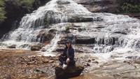 Ia juga terlihat mengunjungi beberapa landmark dari sebuah negara dan tempat-tempat wisata alam (Instagram/tatjanasaphira)