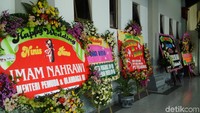 Karangan bunga dari sejumlah tokoh dan pejabat di pernikahan putri Mensesneg. Foto: Ristu Hanafi/detikcom