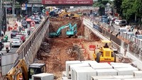 Pantauan detikcom di lokasi, Jumat (29/12/3017), proyek underpass Mampang-Kuningan ini ditutupi seng di sekelilingnya.