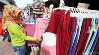 Pengunjung tengah memilih barang.