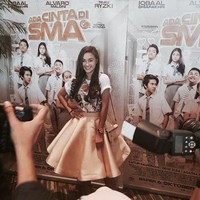  T-shirt and flare skirt combo is not bad idea at all. Gaya yang jenaka seperti penampilan Caitlin Halderman yang satu ini bakal menjadikanmu pusat perhatian di pesta Tahun Baru. (Foto: Instagram/Caitlin Halderman)