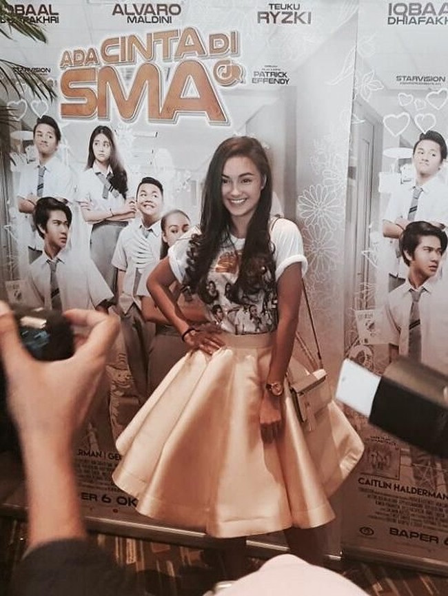  T-shirt and flare skirt combo is not bad idea at all. Gaya yang jenaka seperti penampilan Caitlin Halderman yang satu ini bakal menjadikanmu pusat perhatian di pesta Tahun Baru. (Foto: Instagram/Caitlin Halderman)