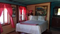 Pulau ini memiliki rumah utama yang memiliki kamar tidur utama dengan tempat tidur double dan segala fasilitasnya. Kemudian ada dua ruangan ekstra diatas air dengan kamar tidur double. (AirBnB)
