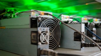 Salah satu mesin penambangan Bitcoin di sana. Foto: Quartz