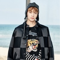 Saking seringnya tampil dengan baju Gucci, pria berwajah imut ini mendapat julukan Human Gucci. Foto: Dok. Koreaboo