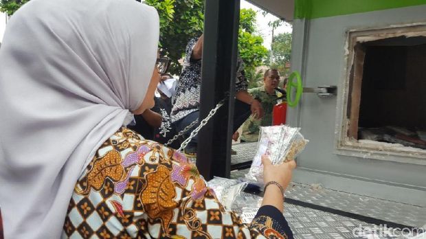 Kepala BPOM saat pemusnahan obat ilegal di kantornya, Jumat (29/12/2017)