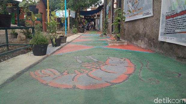 Cantiknya Kampung Pelangi di Pesisir Cirebon Selatan Ini