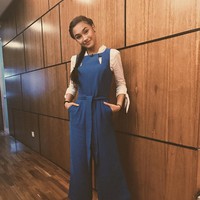 Bagi kamu yang bukan penggemar dress, pakai jumpsuit bukanlah ide buruk. Dengan padanan kemeja putih dan sneakers senada seperti gaya Caitlin Halderman ini, kamu akan tampil memukau. (Foto: Instagram/Caitlin Halderman)