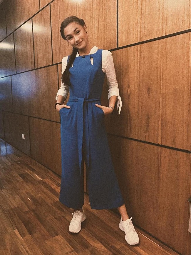 Bagi kamu yang bukan penggemar dress, pakai jumpsuit bukanlah ide buruk. Dengan padanan kemeja putih dan sneakers senada seperti gaya Caitlin Halderman ini, kamu akan tampil memukau. (Foto: Instagram/Caitlin Halderman)