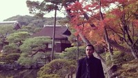Foto: Fedi juga pernah liburan ke Jepang. Fedi tampak sangat menikmati liburan musim gugurnya di Kota Kyoto. (Instagram/Fedi Nuril)