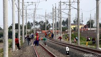 Petugas terus melakukan pengecekan rel kereta bandara saat proses uji coba ini.