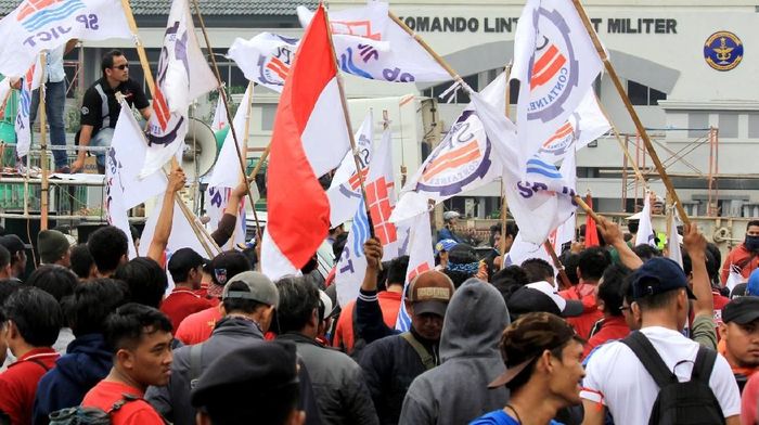Aksi menolak PHK massal Ratusan pekerja PT Empco Trans Logistic yang tergabung dalam Serikat Pekerja Container (SPC) melakukan unjuk rasa di kawasan JICT, Pelabuhan Tanjung Priok, Jakarta Utara, Jumat (29/12).