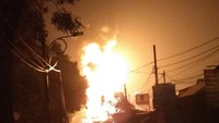 Iya kebakaran di pom bensin di Jagakarsa. Di Jalan Moh Kahfi, Jagakarsa, Jaksel, ujar petugas call center Dinas Pemadam Kebakaran Jakarta Selatan, Dali, saat dihubungi, Jumat (29/12/2017) pukul 23.20 WIB. (Foto: Dok. Akun Twitter @rachmathidayad1)