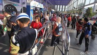 Begini penampakan padatnya calon penumpang di Stasiun Senen, Jakarta, Jumat (29/12/2017).