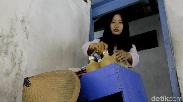 Opi, Gadis Penjual Jamu Ini Bercita-Cita Jadi Pramugari